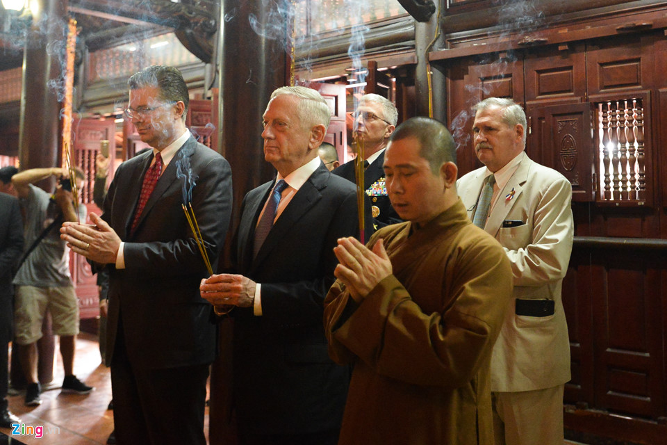 Bộ trưởng Quốc phòng Mỹ James Mattis đến thăm chùa Trấn Quốc